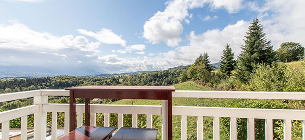 Durant votre séjour vous pourrez profiter d'une vue magnifique sur notre belle région de l'Albanais.