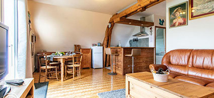 Chambre avec lit de 160 cm pour 2 personnes salle de bain indépendante, balcon, jardin privatif avec mobilier