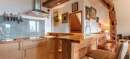 Cuisine entièrement équipée, plaque de cuisson, frigo, toaster, cafetière, bouilloire, ustensiles de cuisine...