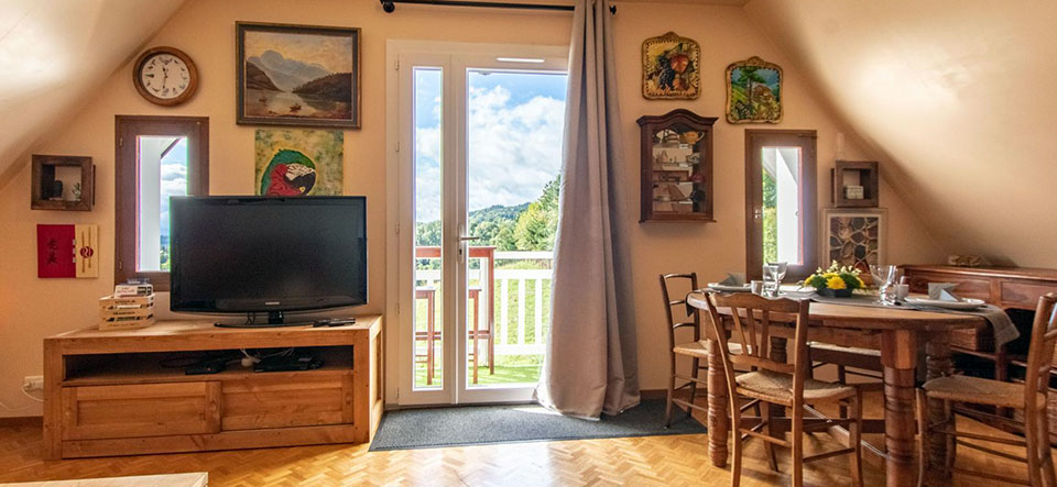 Depuis le balcon vous aurez une vue imprenable sur les montagnes et la campagne de l'Albanais. Appartement à louer Moye